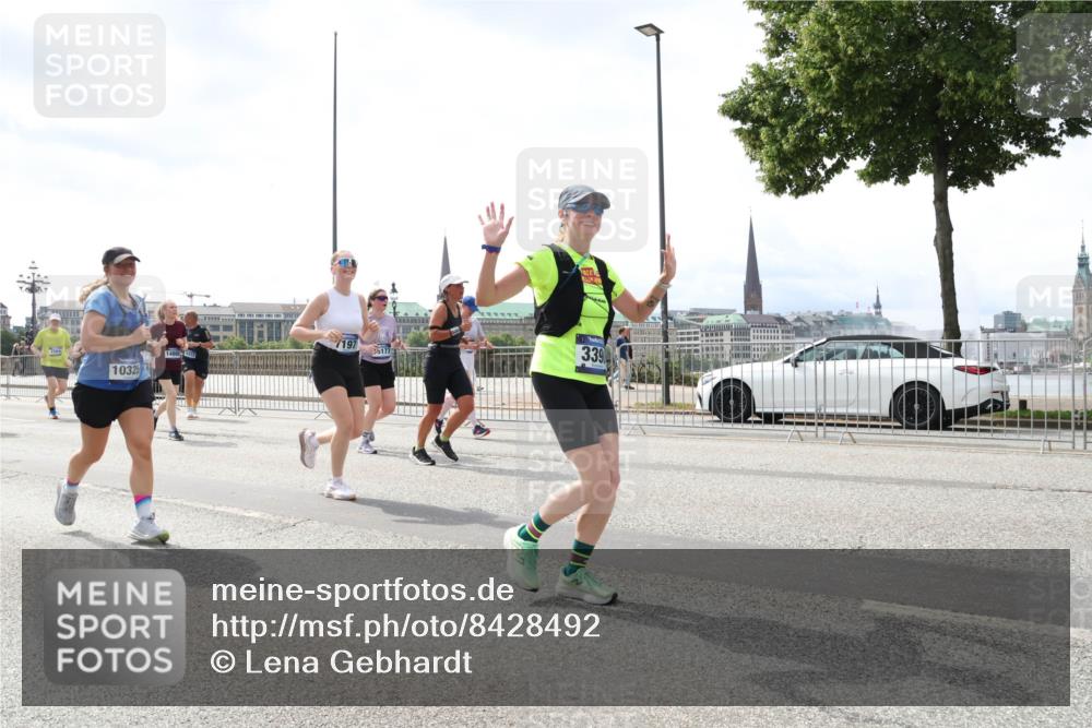 29.06.2025 - hella hamburg halbmarathon Lena Gebhardt http://msf.ph/oto/8428492 29.06.2025 10:43:46 Lombardsbrücke 7197, 56177, 14866, 12, 10325, 339, 1023, 1026, 1095, 1155, 1306, 1310, 1400, 1459, 1878, 2073, 2733, 3238, 3288, 3329, 3390, 3597, 4367, 4627, 4636, 4866, 5001, 5192, 5201, 5214, 5293, 5370, 5720, 5890, 5902, 5905, 6012, 6036, 6096, 6226, 6334, 6440, 6895, 6931, 6971, 6973, 7197, 7205, 7206, 7489, 7504, 7926, 8000, 8058, 8135, 8233, 8408, 8504, 8870, 9073, 9639, 9641, 9704, 9831, 9879, 10083, 10097, 10200, 10202 meine-sportfotos.de