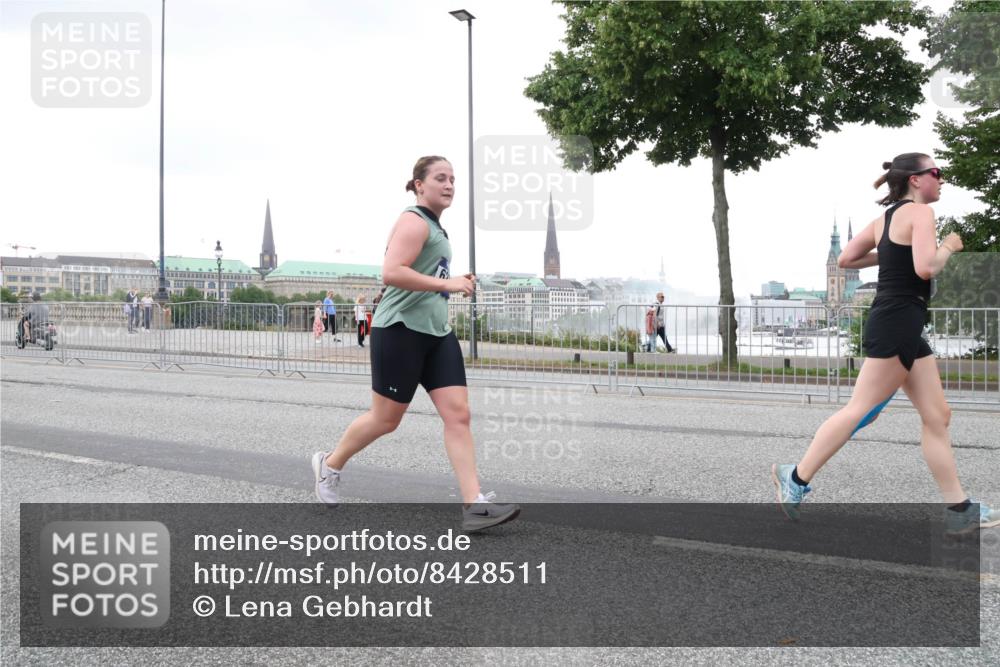 29.06.2025 - hella hamburg halbmarathon Lena Gebhardt http://msf.ph/oto/8428511 29.06.2025 10:53:55 Lombardsbrücke 1017, 1263, 1687, 1709, 1744, 1753, 1779, 1789, 1984, 2079, 2372, 2429, 2600, 2761, 2854, 3055, 3079, 3187, 3188, 3226, 3249, 3465, 3467, 3557, 4323, 4595, 4685, 4801, 4838, 5430, 5562, 5804, 5817, 5856, 5857, 5898, 5964, 6039, 6041, 6044, 6192, 6273, 6306, 6468, 6583, 6913, 6988, 6996, 7039, 7537, 7611, 7614, 7876, 7890, 8867, 8924, 9077, 9138, 9203, 9456, 9503, 9531, 9572, 9771, 9785, 11390 meine-sportfotos.de