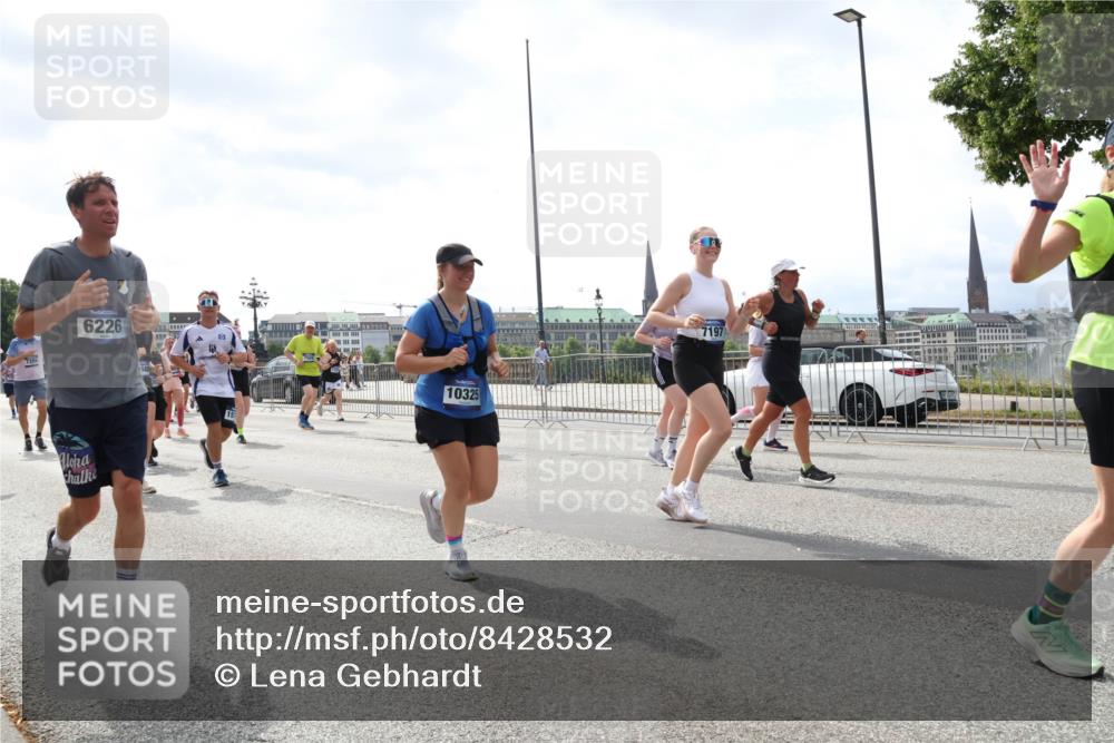 29.06.2025 - hella hamburg halbmarathon Lena Gebhardt http://msf.ph/oto/8428532 29.06.2025 10:43:47 Lombardsbrücke 6226, 10325, 7197, 1023, 1026, 1095, 1155, 1306, 1310, 1400, 1459, 1878, 2073, 2733, 3238, 3288, 3329, 3390, 3597, 4367, 4627, 4636, 4866, 5001, 5192, 5201, 5214, 5293, 5370, 5720, 5890, 5902, 5905, 6012, 6036, 6096, 6226, 6334, 6440, 6895, 6931, 6971, 6973, 7197, 7205, 7206, 7326, 7489, 7504, 7926, 8000, 8058, 8135, 8233, 8408, 8504, 8870, 9073, 9639, 9641, 9704, 9831, 9879, 10083, 10097, 10200, 10202 meine-sportfotos.de