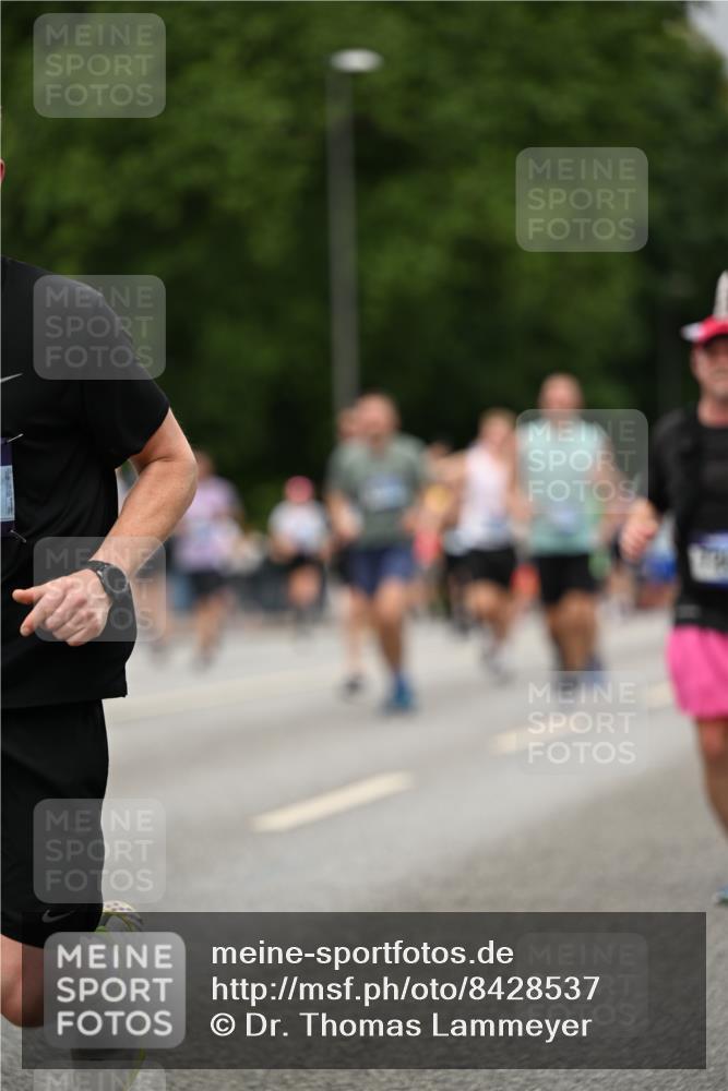 29.06.2025 - hella hamburg halbmarathon Dr. Thomas Lammeyer http://msf.ph/oto/8428537 29.06.2025 10:51:16 Kennedybrücke 1004, 1100, 1104, 1371, 1375, 1608, 1837, 1961, 1999, 2162, 2327, 2537, 2662, 2665, 2697, 3339, 3406, 3407, 3896, 4104, 4325, 4448, 4483, 5635, 5697, 5854, 5892, 6392, 6485, 6623, 6740, 6995, 7073, 7268, 7364, 7368, 7374, 7430, 7431, 7960, 8010, 8047, 8131, 8541, 8706, 8967, 9337, 9426, 9557, 9774, 9949, 10514, 10515, 10591, 11160, 11408 meine-sportfotos.de