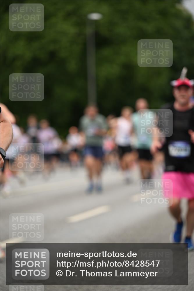 29.06.2025 - hella hamburg halbmarathon Dr. Thomas Lammeyer http://msf.ph/oto/8428547 29.06.2025 10:51:16 Kennedybrücke 1004, 1100, 1104, 1371, 1375, 1608, 1837, 1961, 1999, 2162, 2327, 2537, 2662, 2665, 2697, 3339, 3406, 3407, 3896, 4104, 4325, 4448, 4483, 5635, 5697, 5854, 5892, 6392, 6485, 6623, 6740, 6995, 7073, 7268, 7364, 7368, 7374, 7430, 7431, 7960, 8010, 8047, 8131, 8541, 8706, 8967, 9337, 9426, 9557, 9774, 9949, 10514, 10515, 10591, 11160, 11408 meine-sportfotos.de