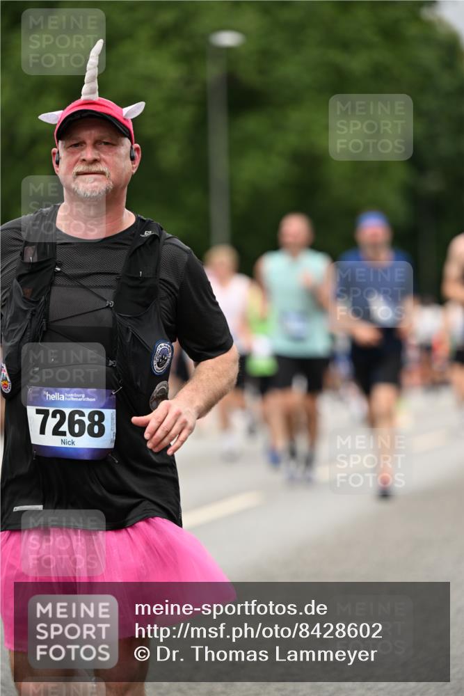 29.06.2025 - hella hamburg halbmarathon Dr. Thomas Lammeyer http://msf.ph/oto/8428602 29.06.2025 10:51:18 Kennedybrücke 1004, 1100, 1104, 1371, 1375, 1608, 1837, 1961, 1999, 2162, 2327, 2537, 2556, 2662, 2665, 2697, 3277, 3339, 3406, 3407, 3823, 3896, 4104, 4325, 4448, 4483, 5635, 5697, 5854, 5892, 6485, 6623, 6740, 6995, 7073, 7268, 7364, 7368, 7374, 7430, 7431, 7827, 7960, 8010, 8047, 8131, 8541, 8706, 8967, 9337, 9426, 9557, 9774, 9949, 10514, 10515, 10591, 11160, 11408 meine-sportfotos.de
