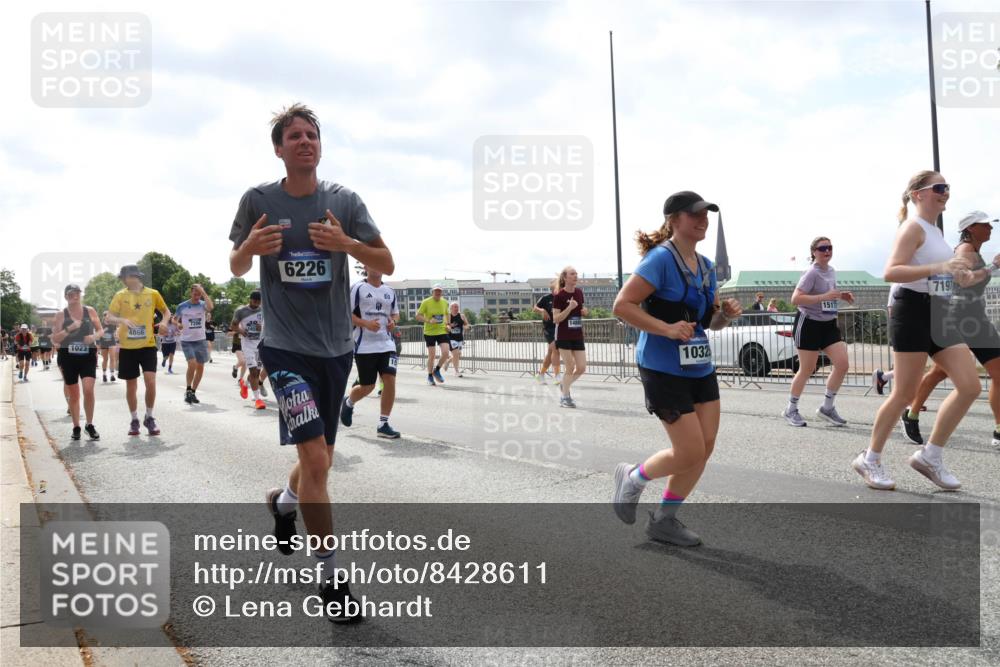 29.06.2025 - hella hamburg halbmarathon Lena Gebhardt http://msf.ph/oto/8428611 29.06.2025 10:43:47 Lombardsbrücke 1023, 4866, 6226, 1032, 7197, 151, 1023, 1026, 1095, 1155, 1306, 1310, 1400, 1459, 1878, 2073, 2733, 3238, 3288, 3329, 3390, 3597, 4367, 4627, 4636, 4866, 5001, 5192, 5201, 5214, 5293, 5370, 5720, 5890, 5902, 5905, 6012, 6036, 6096, 6226, 6334, 6440, 6895, 6931, 6971, 6973, 7197, 7205, 7206, 7326, 7489, 7504, 7926, 8000, 8058, 8135, 8233, 8408, 8504, 8870, 9073, 9639, 9641, 9704, 9831, 9879, 10083, 10097, 10200, 10202 meine-sportfotos.de