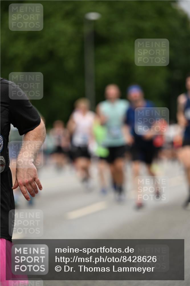 29.06.2025 - hella hamburg halbmarathon Dr. Thomas Lammeyer http://msf.ph/oto/8428626 29.06.2025 10:51:19 Kennedybrücke 1004, 1100, 1104, 1371, 1375, 1608, 1837, 1961, 1999, 2162, 2327, 2537, 2556, 2662, 2665, 2697, 3277, 3339, 3406, 3407, 3823, 3896, 4104, 4325, 4448, 4483, 5635, 5697, 5854, 5892, 6485, 6623, 6740, 6995, 7073, 7268, 7364, 7368, 7374, 7430, 7431, 7827, 7960, 8010, 8047, 8131, 8541, 8706, 8967, 9426, 9557, 9774, 9949, 10514, 10515, 10591, 11160, 11408 meine-sportfotos.de