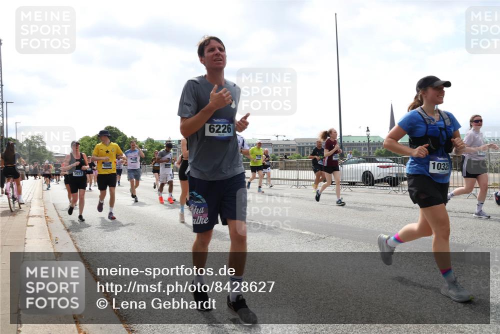 29.06.2025 - hella hamburg halbmarathon Lena Gebhardt http://msf.ph/oto/8428627 29.06.2025 10:43:47 Lombardsbrücke 1023, 4866, 6226, 1032, 1023, 1026, 1095, 1155, 1306, 1310, 1400, 1459, 1878, 2073, 2733, 3238, 3288, 3329, 3390, 3597, 4367, 4627, 4636, 4866, 5001, 5192, 5201, 5214, 5293, 5370, 5720, 5890, 5902, 5905, 6012, 6036, 6096, 6226, 6334, 6440, 6895, 6931, 6971, 6973, 7197, 7205, 7206, 7326, 7489, 7504, 7926, 8000, 8058, 8135, 8233, 8408, 8504, 8870, 9073, 9639, 9641, 9704, 9831, 9879, 10083, 10097, 10200, 10202 meine-sportfotos.de