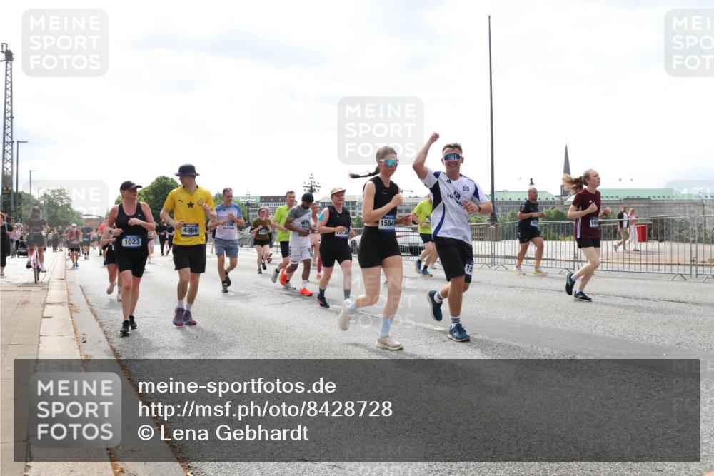 29.06.2025 - hella hamburg halbmarathon Lena Gebhardt http://msf.ph/oto/8428728 29.06.2025 10:43:48 Lombardsbrücke 4866, 1023, 3730, 15848, 1023, 1026, 1095, 1155, 1306, 1310, 1400, 1459, 1802, 1804, 1878, 2073, 2733, 3238, 3288, 3390, 3597, 4367, 4627, 4636, 4866, 5001, 5127, 5192, 5201, 5214, 5293, 5370, 5890, 5902, 5905, 6012, 6036, 6096, 6226, 6334, 6440, 6895, 6931, 6971, 6973, 7197, 7205, 7206, 7326, 7489, 7504, 7926, 8000, 8058, 8135, 8233, 8408, 8504, 8870, 9073, 9639, 9641, 9704, 9831, 9879, 10083, 10097, 10200, 10202 meine-sportfotos.de