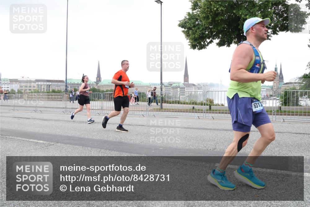 29.06.2025 - hella hamburg halbmarathon Lena Gebhardt http://msf.ph/oto/8428731 29.06.2025 10:53:57 Lombardsbrücke 16313, 1017, 1263, 1687, 1709, 1744, 1753, 1779, 1789, 1984, 2079, 2372, 2429, 2600, 2761, 2854, 3055, 3079, 3187, 3188, 3249, 3465, 3467, 3557, 4323, 4595, 4685, 4801, 4838, 5430, 5514, 5562, 5804, 5817, 5856, 5857, 5898, 5964, 6039, 6041, 6044, 6192, 6273, 6306, 6468, 6583, 6913, 6987, 6988, 6996, 7039, 7537, 7611, 7614, 7890, 8867, 8924, 9077, 9138, 9203, 9456, 9503, 9531, 9572, 9771, 9785, 10207, 11390, 11785 meine-sportfotos.de