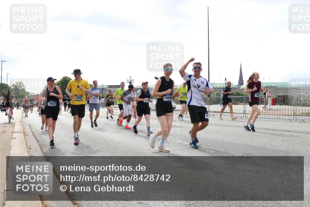 29.06.2025 - hella hamburg halbmarathon Lena Gebhardt http://msf.ph/oto/8428742 29.06.2025 10:43:48 Lombardsbrücke 1023, 4866, 15848, 19, 1023, 1026, 1095, 1155, 1306, 1310, 1400, 1459, 1802, 1804, 1878, 2073, 2733, 3238, 3288, 3390, 3597, 4367, 4627, 4636, 4866, 5001, 5127, 5192, 5201, 5214, 5293, 5370, 5890, 5902, 5905, 6012, 6036, 6096, 6226, 6334, 6440, 6895, 6931, 6971, 6973, 7197, 7205, 7206, 7326, 7489, 7504, 7926, 8000, 8058, 8135, 8233, 8408, 8504, 8870, 9073, 9639, 9641, 9704, 9831, 9879, 10083, 10097, 10200, 10202 meine-sportfotos.de