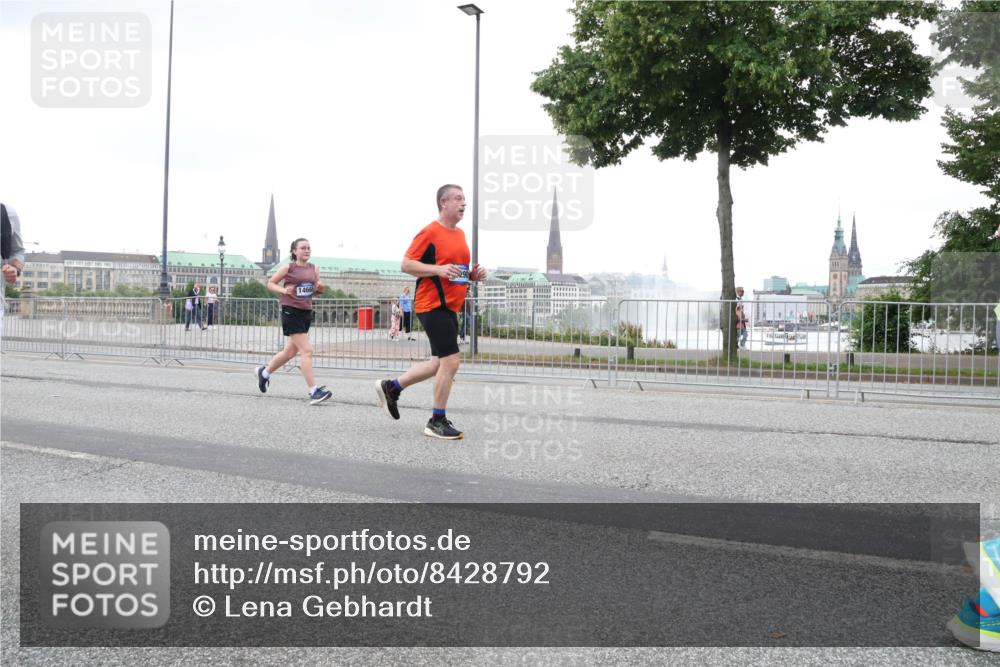 29.06.2025 - hella hamburg halbmarathon Lena Gebhardt http://msf.ph/oto/8428792 29.06.2025 10:53:57 Lombardsbrücke 1466, 1017, 1263, 1687, 1709, 1744, 1753, 1779, 1789, 1984, 2079, 2372, 2429, 2600, 2761, 2854, 3055, 3079, 3187, 3188, 3249, 3465, 3467, 3557, 4323, 4595, 4685, 4801, 4838, 5430, 5514, 5562, 5804, 5817, 5856, 5857, 5898, 5964, 6039, 6041, 6044, 6192, 6273, 6306, 6468, 6583, 6913, 6987, 6988, 6996, 7039, 7537, 7611, 7614, 7890, 8867, 8924, 9077, 9138, 9203, 9456, 9503, 9531, 9572, 9771, 9785, 10207, 11390, 11785 meine-sportfotos.de