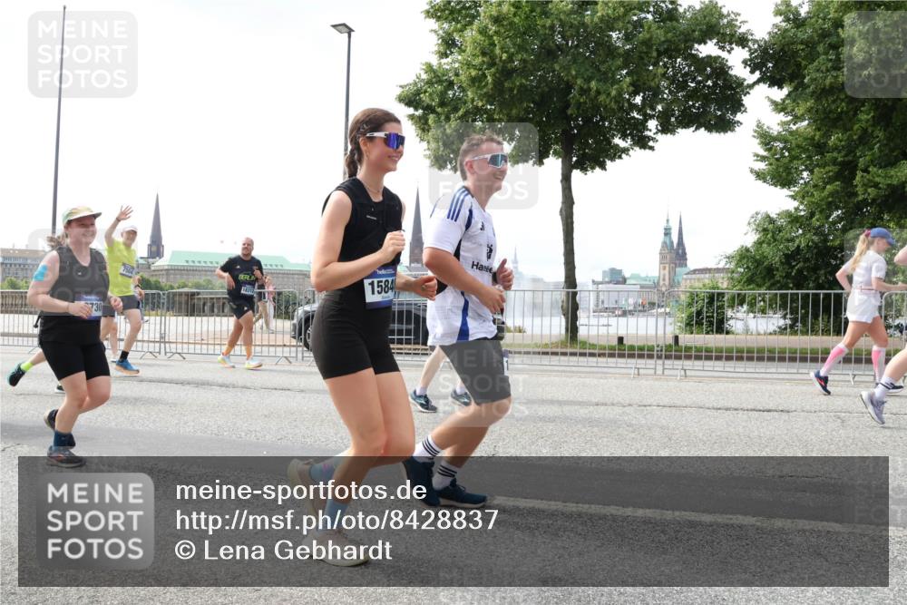 29.06.2025 - hella hamburg halbmarathon Lena Gebhardt http://msf.ph/oto/8428837 29.06.2025 10:43:49 Lombardsbrücke 7504, 1584, 1023, 1026, 1095, 1155, 1306, 1310, 1400, 1459, 1802, 1804, 1878, 2073, 2733, 3238, 3288, 3390, 3597, 4367, 4627, 4636, 4866, 5001, 5127, 5192, 5201, 5214, 5293, 5370, 5890, 5902, 5905, 6012, 6036, 6096, 6226, 6334, 6440, 6895, 6931, 6971, 6973, 7197, 7205, 7206, 7326, 7489, 7504, 7926, 8000, 8058, 8135, 8233, 8408, 8504, 8870, 8957, 9073, 9639, 9641, 9704, 9831, 9879, 10083, 10097, 10200, 10202 meine-sportfotos.de