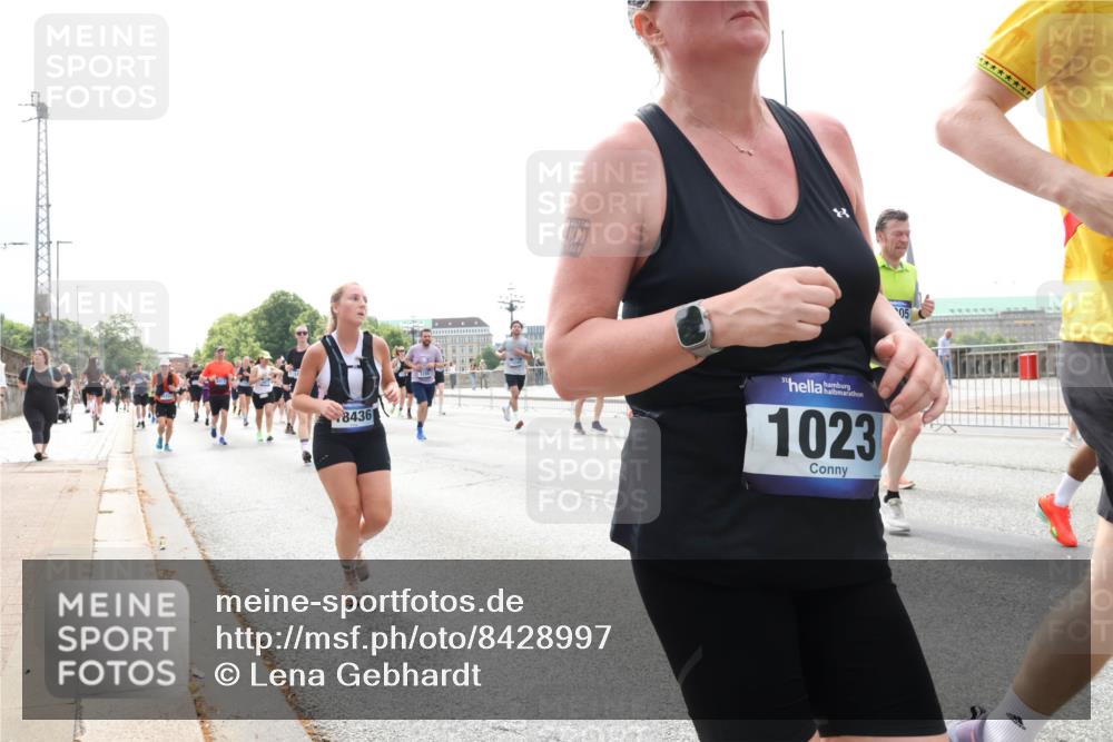 29.06.2025 - hella hamburg halbmarathon Lena Gebhardt http://msf.ph/oto/8428997 29.06.2025 10:43:51 Lombardsbrücke 8436, 1023, 05, 1023, 1026, 1095, 1306, 1310, 1400, 1459, 1802, 1804, 2073, 2186, 2692, 2733, 3288, 3390, 3596, 3597, 4367, 4627, 4636, 4866, 4898, 5001, 5127, 5192, 5201, 5214, 5293, 5370, 5890, 5902, 5905, 6012, 6036, 6096, 6226, 6334, 6440, 6895, 6931, 6971, 6973, 7197, 7205, 7206, 7326, 7489, 7504, 7610, 7926, 8000, 8058, 8135, 8233, 8408, 8504, 8591, 8870, 8957, 9073, 9639, 9641, 9704, 9831, 9879, 10083, 10097, 10200, 10202 meine-sportfotos.de