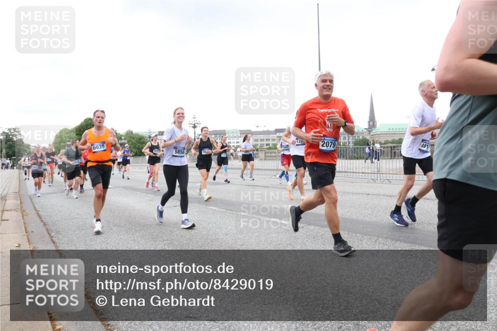 29.06.2025 - hella hamburg halbmarathon Lena Gebhardt http://msf.ph/oto/8429019 29.06.2025 10:53:59 Lombardsbrücke 6039, 9572, 5856, 133, 2079, 151, 1017, 1263, 1687, 1709, 1744, 1753, 1762, 1779, 1789, 1984, 2079, 2372, 2429, 2600, 2761, 2854, 3055, 3079, 3187, 3188, 3249, 3465, 3467, 3557, 4323, 4595, 4685, 4801, 4838, 5430, 5514, 5804, 5817, 5856, 5857, 5898, 5964, 6039, 6192, 6273, 6306, 6468, 6583, 6913, 6987, 6988, 6996, 7039, 7498, 7537, 7611, 7614, 7874, 7890, 7946, 8867, 8924, 9077, 9138, 9203, 9456, 9503, 9531, 9572, 9771, 9785, 10207, 11390, 11785 meine-sportfotos.de
