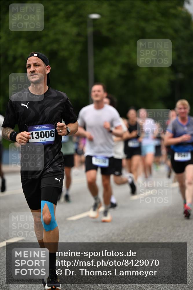 29.06.2025 - hella hamburg halbmarathon Dr. Thomas Lammeyer http://msf.ph/oto/8429070 29.06.2025 10:51:29 Kennedybrücke 1004, 1371, 1375, 1555, 1593, 1608, 1837, 1961, 1999, 2162, 2327, 2537, 2556, 2981, 3277, 3339, 3406, 3407, 3823, 4325, 4483, 5697, 5895, 6485, 6740, 6995, 7268, 7364, 7368, 7374, 7430, 7431, 7827, 7960, 8131, 8541, 8967, 9092, 9557, 10511, 10514, 10515, 10591, 11160, 11378 meine-sportfotos.de