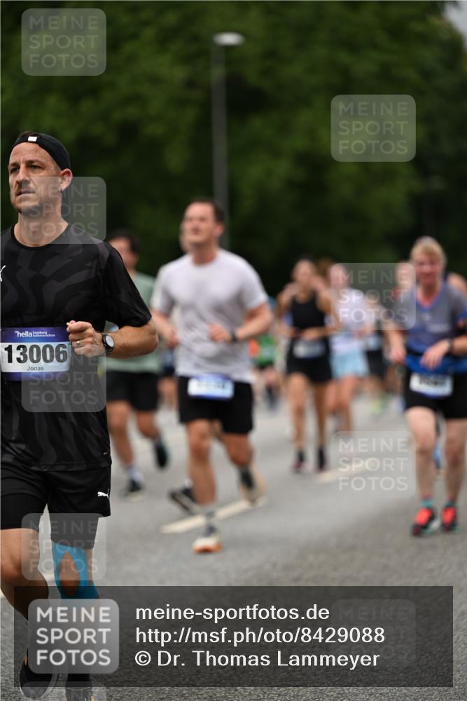 29.06.2025 - hella hamburg halbmarathon Dr. Thomas Lammeyer http://msf.ph/oto/8429088 29.06.2025 10:51:29 Kennedybrücke 1004, 1371, 1375, 1555, 1593, 1608, 1837, 1961, 1999, 2162, 2327, 2537, 2556, 2981, 3277, 3339, 3406, 3407, 3823, 4325, 4483, 5697, 5895, 6485, 6740, 6995, 7268, 7364, 7368, 7374, 7430, 7431, 7827, 7960, 8131, 8541, 8967, 9092, 9557, 10511, 10514, 10515, 10591, 11160, 11378 meine-sportfotos.de