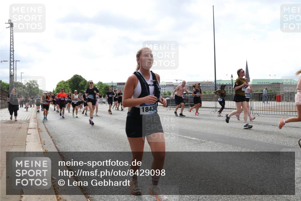 29.06.2025 - hella hamburg halbmarathon Lena Gebhardt http://msf.ph/oto/8429098 29.06.2025 10:43:51 Lombardsbrücke 18318, 18436, 1831, 1023, 1026, 1095, 1306, 1310, 1400, 1459, 1802, 1804, 2073, 2186, 2692, 2733, 3288, 3390, 3596, 3597, 4367, 4627, 4636, 4866, 4898, 5001, 5127, 5192, 5201, 5214, 5293, 5370, 5890, 5902, 5905, 6012, 6036, 6096, 6226, 6334, 6440, 6895, 6931, 6971, 6973, 7197, 7205, 7206, 7326, 7489, 7504, 7610, 7926, 8000, 8058, 8135, 8233, 8408, 8504, 8591, 8870, 8957, 9073, 9639, 9641, 9704, 9831, 9879, 10083, 10097, 10200, 10202 meine-sportfotos.de