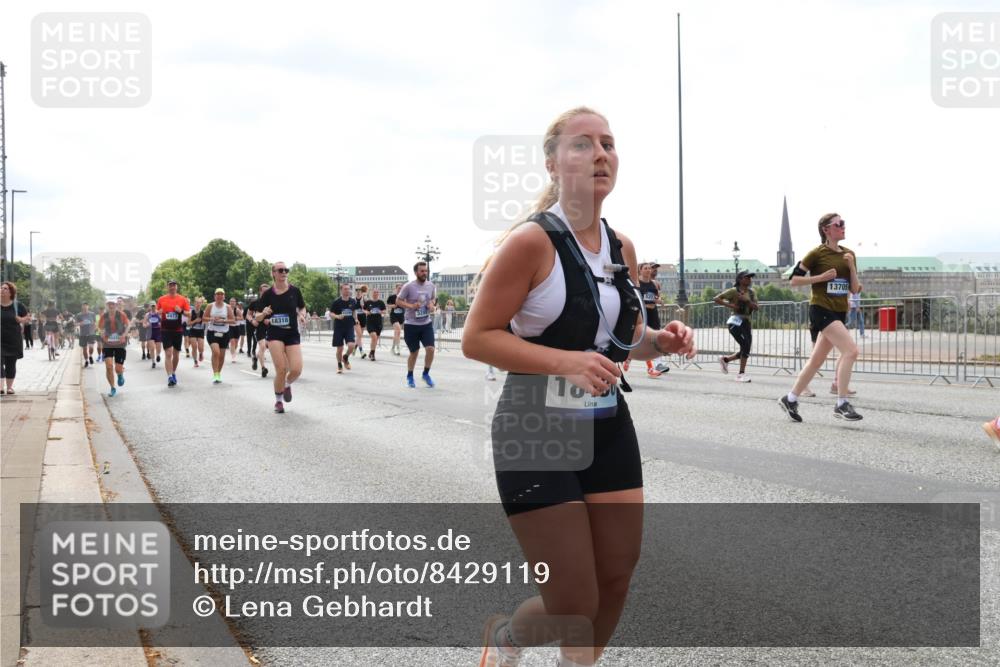 29.06.2025 - hella hamburg halbmarathon Lena Gebhardt http://msf.ph/oto/8429119 29.06.2025 10:43:52 Lombardsbrücke 1023, 1026, 1095, 1306, 1310, 1400, 1459, 1802, 1804, 2073, 2186, 2692, 2733, 3065, 3288, 3390, 3596, 3597, 4367, 4627, 4636, 4866, 4898, 5001, 5127, 5192, 5201, 5214, 5293, 5370, 5890, 5902, 5905, 6012, 6036, 6096, 6226, 6334, 6895, 6931, 6971, 6973, 7197, 7205, 7206, 7326, 7489, 7504, 7610, 7926, 8000, 8058, 8135, 8233, 8408, 8504, 8591, 8870, 8957, 9073, 9639, 9641, 9704, 9831, 9879, 10083, 10097, 10200, 10202 meine-sportfotos.de