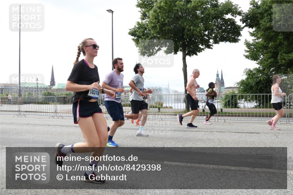 29.06.2025 - hella hamburg halbmarathon Lena Gebhardt http://msf.ph/oto/8429398 29.06.2025 10:43:54 Lombardsbrücke 18318, 328, 1023, 1026, 1095, 1306, 1310, 1400, 1459, 1802, 1804, 2073, 2186, 2692, 2733, 3065, 3288, 3390, 3596, 3597, 4627, 4636, 4866, 4898, 5001, 5127, 5192, 5201, 5214, 5293, 5370, 5730, 5890, 5902, 5905, 6012, 6036, 6096, 6226, 6334, 6895, 6931, 6971, 6973, 7197, 7205, 7206, 7326, 7489, 7504, 7610, 7818, 7926, 8000, 8058, 8233, 8504, 8591, 8763, 8870, 8957, 9073, 9704, 9831, 9879, 10083, 10097, 10200, 10202 meine-sportfotos.de