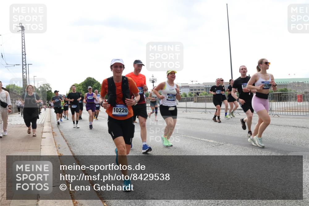 29.06.2025 - hella hamburg halbmarathon Lena Gebhardt http://msf.ph/oto/8429538 29.06.2025 10:43:56 Lombardsbrücke 13371, 6334, 3597, 10220, 73, 6971, 97, 6298, 1023, 1026, 1095, 1306, 1310, 1400, 1459, 1802, 1804, 2073, 2186, 2692, 2733, 3065, 3288, 3390, 3596, 3597, 4627, 4636, 4866, 4898, 5001, 5127, 5192, 5201, 5214, 5293, 5370, 5730, 5731, 5890, 5902, 5905, 6036, 6096, 6226, 6334, 6895, 6931, 6971, 6973, 7197, 7205, 7206, 7326, 7489, 7504, 7610, 7818, 8000, 8058, 8233, 8504, 8591, 8763, 8870, 8957, 9073, 9704, 9831, 9879, 10083, 10097, 10200, 10202, 11955 meine-sportfotos.de