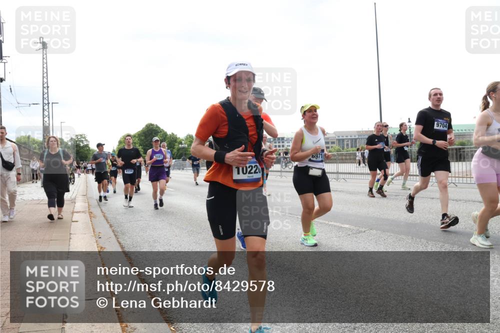 29.06.2025 - hella hamburg halbmarathon Lena Gebhardt http://msf.ph/oto/8429578 29.06.2025 10:43:56 Lombardsbrücke 6334, 3597, 1022, 6971, 9704, 1023, 1026, 1095, 1306, 1310, 1400, 1459, 1802, 1804, 2073, 2186, 2692, 2733, 3065, 3288, 3390, 3596, 3597, 4627, 4636, 4866, 4898, 5001, 5127, 5192, 5201, 5214, 5293, 5370, 5730, 5731, 5890, 5902, 5905, 6036, 6096, 6226, 6334, 6895, 6931, 6971, 6973, 7197, 7205, 7206, 7326, 7489, 7504, 7610, 7818, 8000, 8058, 8233, 8504, 8591, 8763, 8870, 8957, 9073, 9704, 9831, 9879, 10083, 10097, 10200, 10202, 11955 meine-sportfotos.de
