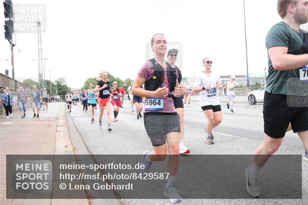 29.06.2025 - hella hamburg halbmarathon Lena Gebhardt http://msf.ph/oto/8429587 29.06.2025 10:54:04 Lombardsbrücke 3557, 9503, 2372, 5964, 13350, 70, 1017, 1263, 1687, 1744, 1753, 1762, 1779, 1789, 1822, 2079, 2372, 2600, 2761, 2854, 3055, 3079, 3187, 3188, 3249, 3364, 3465, 3467, 3557, 4323, 4685, 4801, 4838, 5157, 5309, 5430, 5514, 5804, 5817, 5856, 5857, 5898, 5964, 6039, 6192, 6273, 6468, 6583, 6913, 6987, 6988, 6996, 7039, 7498, 7614, 7670, 7874, 7890, 7946, 8867, 8924, 9138, 9203, 9503, 9531, 9572, 9771, 10207, 11354, 11390, 11785 meine-sportfotos.de