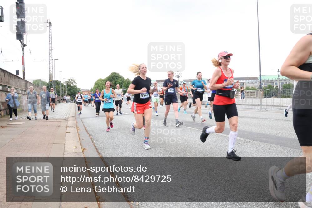 29.06.2025 - hella hamburg halbmarathon Lena Gebhardt http://msf.ph/oto/8429725 29.06.2025 10:54:05 Lombardsbrücke 9503, 557, 18348, 19019, 1017, 1263, 1687, 1744, 1753, 1762, 1779, 1789, 1822, 2079, 2372, 2600, 2761, 2854, 3055, 3079, 3187, 3188, 3249, 3364, 3465, 3467, 3557, 4323, 4685, 4720, 4801, 4838, 5157, 5309, 5430, 5514, 5804, 5817, 5856, 5898, 5964, 6039, 6192, 6273, 6468, 6583, 6913, 6987, 6988, 6996, 7039, 7498, 7614, 7670, 7874, 7890, 7946, 8801, 8803, 8867, 8924, 9138, 9203, 9503, 9531, 9572, 9771, 10207, 11354, 11390, 11785 meine-sportfotos.de