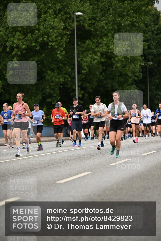 29.06.2025 - hella hamburg halbmarathon Dr. Thomas Lammeyer http://msf.ph/oto/8429823 29.06.2025 10:51:43 Kennedybrücke 1555, 1593, 1618, 2162, 2211, 2500, 2556, 2981, 3277, 3339, 3823, 4325, 4342, 5700, 5895, 6995, 7240, 7827, 7960, 8131, 8541, 9092, 9743, 9758, 10511, 11276, 11378 meine-sportfotos.de