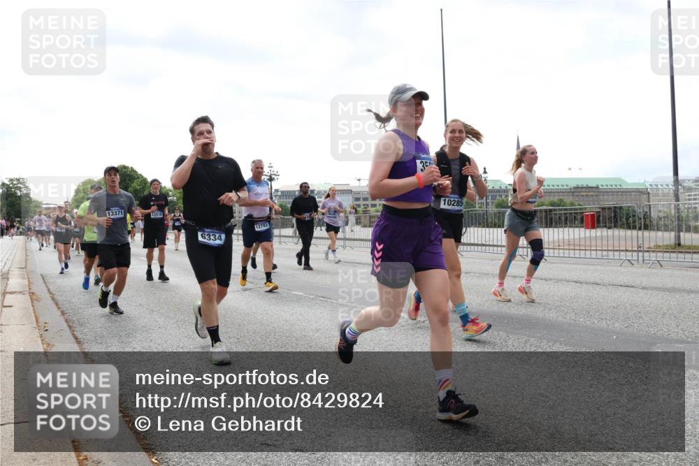 29.06.2025 - hella hamburg halbmarathon Lena Gebhardt http://msf.ph/oto/8429824 29.06.2025 10:43:58 Lombardsbrücke 13371, 12518, 6334, 12792, 350, 10285, 1023, 1026, 1095, 1306, 1310, 1400, 1459, 1802, 1804, 2073, 2186, 2692, 2733, 3065, 3288, 3390, 3596, 3597, 4627, 4636, 4866, 4898, 5001, 5127, 5192, 5201, 5214, 5293, 5370, 5730, 5731, 5890, 5902, 5905, 6036, 6096, 6226, 6334, 6895, 6931, 6971, 6973, 7197, 7205, 7206, 7326, 7489, 7504, 7610, 7818, 8000, 8058, 8233, 8504, 8591, 8763, 8870, 8957, 9073, 9704, 9831, 9879, 10083, 10097, 10200, 10202, 11955 meine-sportfotos.de