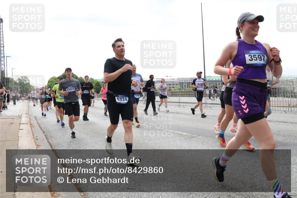 29.06.2025 - hella hamburg halbmarathon Lena Gebhardt http://msf.ph/oto/8429860 29.06.2025 10:43:59 Lombardsbrücke 7489, 589, 13371, 12518, 6334, 12792, 183, 12520, 3597, 355, 1023, 1026, 1095, 1306, 1310, 1400, 1459, 1802, 1804, 2073, 2186, 2692, 2733, 3065, 3288, 3390, 3596, 3597, 4627, 4636, 4866, 4898, 5001, 5127, 5192, 5201, 5214, 5293, 5730, 5731, 5890, 5902, 5905, 6036, 6096, 6226, 6334, 6895, 6931, 6971, 6973, 7197, 7205, 7206, 7326, 7489, 7504, 7610, 7818, 8000, 8058, 8233, 8504, 8591, 8763, 8870, 8957, 9073, 9510, 9704, 9831, 9879, 10083, 10097, 10200, 10202, 10223, 11955 meine-sportfotos.de