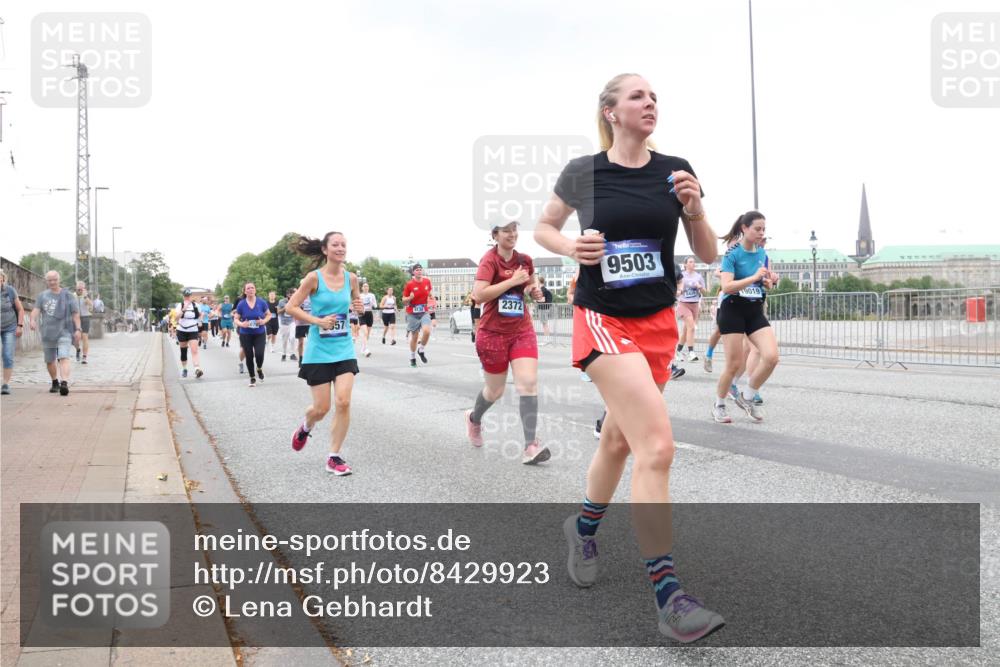 29.06.2025 - hella hamburg halbmarathon Lena Gebhardt http://msf.ph/oto/8429923 29.06.2025 10:54:06 Lombardsbrücke 2372, 9503, 19019, 1017, 1263, 1687, 1744, 1753, 1762, 1779, 1789, 1822, 2079, 2372, 2600, 2761, 2854, 3055, 3079, 3187, 3188, 3249, 3364, 3465, 3467, 3557, 4323, 4685, 4720, 4801, 4838, 5157, 5309, 5430, 5514, 5804, 5817, 5856, 5898, 5964, 6039, 6192, 6273, 6468, 6583, 6913, 6987, 6988, 7039, 7498, 7614, 7670, 7874, 7946, 8801, 8803, 8867, 8924, 9138, 9203, 9503, 9531, 9572, 9771, 10207, 11354, 11390, 11785 meine-sportfotos.de