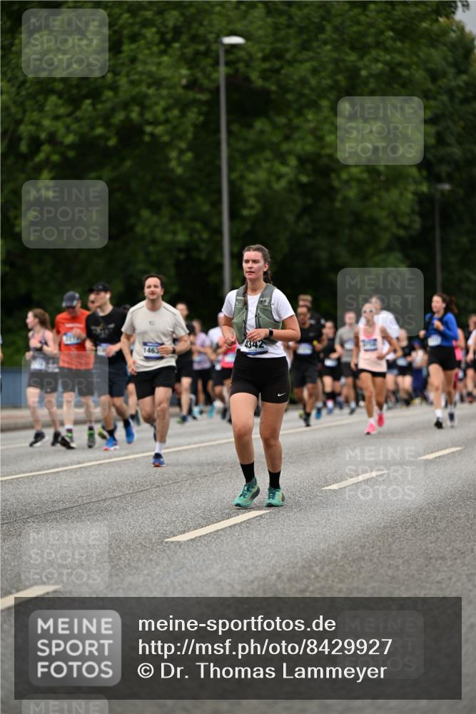 29.06.2025 - hella hamburg halbmarathon Dr. Thomas Lammeyer http://msf.ph/oto/8429927 29.06.2025 10:51:46 Kennedybrücke 1073, 1555, 1593, 1618, 2211, 2320, 2491, 2500, 2556, 2981, 3277, 3823, 4325, 4342, 5700, 5895, 7240, 7827, 8158, 9092, 9743, 9758, 10511, 11276, 11378 meine-sportfotos.de