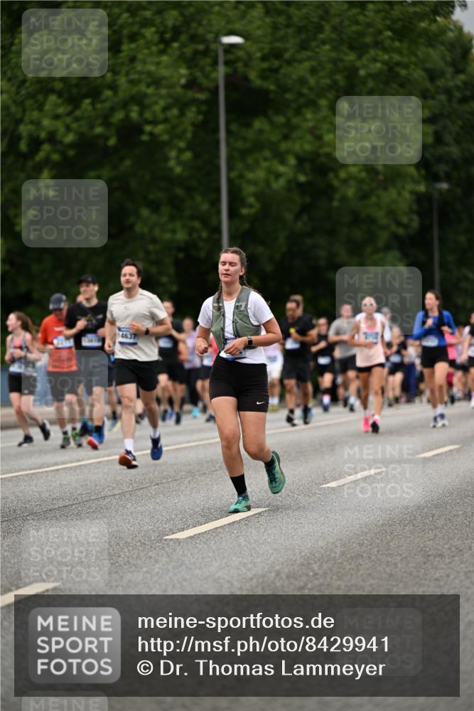 29.06.2025 - hella hamburg halbmarathon Dr. Thomas Lammeyer http://msf.ph/oto/8429941 29.06.2025 10:51:46 Kennedybrücke 1073, 1555, 1593, 1618, 2211, 2320, 2491, 2500, 2556, 2981, 3277, 3823, 4325, 4342, 5700, 5895, 7240, 7827, 8158, 9092, 9743, 9758, 10511, 11276, 11378 meine-sportfotos.de