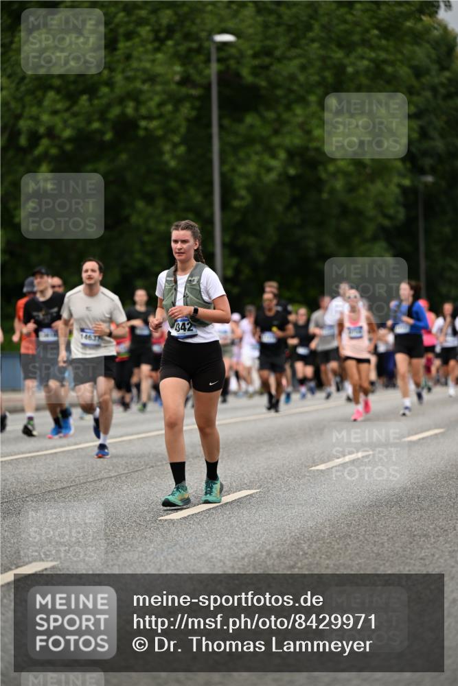 29.06.2025 - hella hamburg halbmarathon Dr. Thomas Lammeyer http://msf.ph/oto/8429971 29.06.2025 10:51:46 Kennedybrücke 1073, 1555, 1593, 1618, 2211, 2320, 2491, 2500, 2556, 2981, 3277, 3823, 4325, 4342, 5700, 5895, 7240, 7827, 8158, 9092, 9743, 9758, 10511, 11276, 11378 meine-sportfotos.de