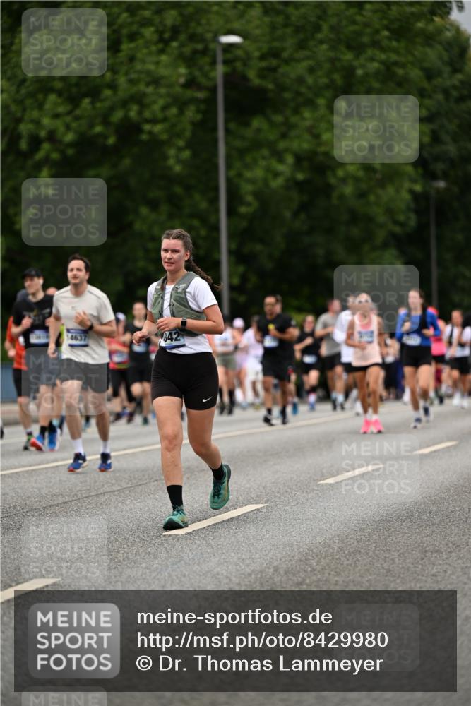 29.06.2025 - hella hamburg halbmarathon Dr. Thomas Lammeyer http://msf.ph/oto/8429980 29.06.2025 10:51:46 Kennedybrücke 1073, 1555, 1593, 1618, 2211, 2320, 2491, 2500, 2556, 2981, 3277, 3823, 4325, 4342, 5700, 5895, 7240, 7827, 8158, 9092, 9743, 9758, 10511, 11276, 11378 meine-sportfotos.de