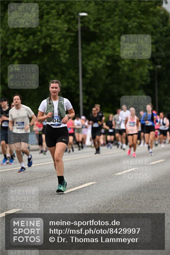 29.06.2025 - hella hamburg halbmarathon Dr. Thomas Lammeyer http://msf.ph/oto/8429997 29.06.2025 10:51:47 Kennedybrücke 1073, 1555, 1593, 1618, 2211, 2320, 2491, 2500, 2556, 2981, 3277, 3823, 4342, 5700, 5895, 7240, 7827, 8105, 8158, 9092, 9743, 9758, 10511, 11276, 11378 meine-sportfotos.de