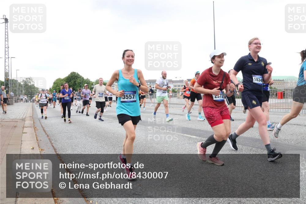29.06.2025 - hella hamburg halbmarathon Lena Gebhardt http://msf.ph/oto/8430007 29.06.2025 10:54:06 Lombardsbrücke 3249, 3079, 3557, 2572, 1834, 1017, 1263, 1687, 1744, 1753, 1762, 1779, 1789, 1822, 2079, 2372, 2600, 2761, 2854, 3055, 3079, 3187, 3188, 3249, 3364, 3465, 3467, 3557, 4323, 4685, 4720, 4801, 4838, 5157, 5309, 5430, 5514, 5804, 5817, 5856, 5898, 5964, 6039, 6192, 6273, 6468, 6583, 6913, 6987, 6988, 7039, 7498, 7614, 7670, 7874, 7946, 8801, 8803, 8867, 8924, 9138, 9203, 9503, 9531, 9572, 9771, 10207, 11354, 11390, 11785 meine-sportfotos.de