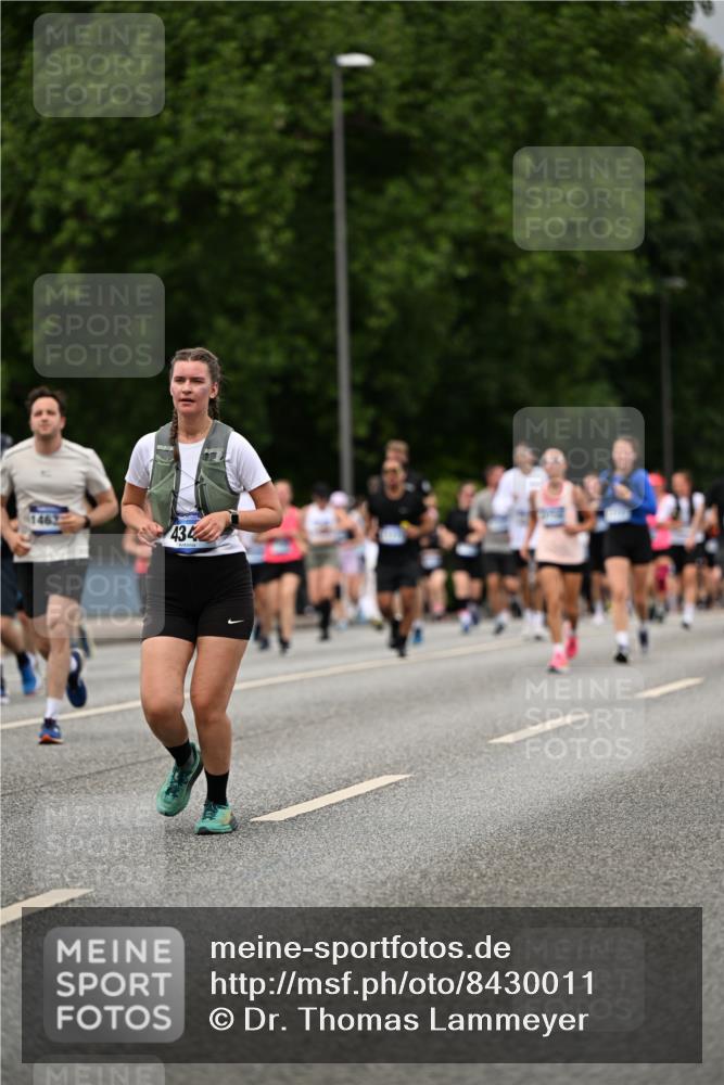 29.06.2025 - hella hamburg halbmarathon Dr. Thomas Lammeyer http://msf.ph/oto/8430011 29.06.2025 10:51:47 Kennedybrücke 1073, 1555, 1593, 1618, 2211, 2320, 2491, 2500, 2556, 2981, 3277, 3823, 4342, 5700, 5895, 7240, 7827, 8105, 8158, 9092, 9743, 9758, 10511, 11276, 11378 meine-sportfotos.de
