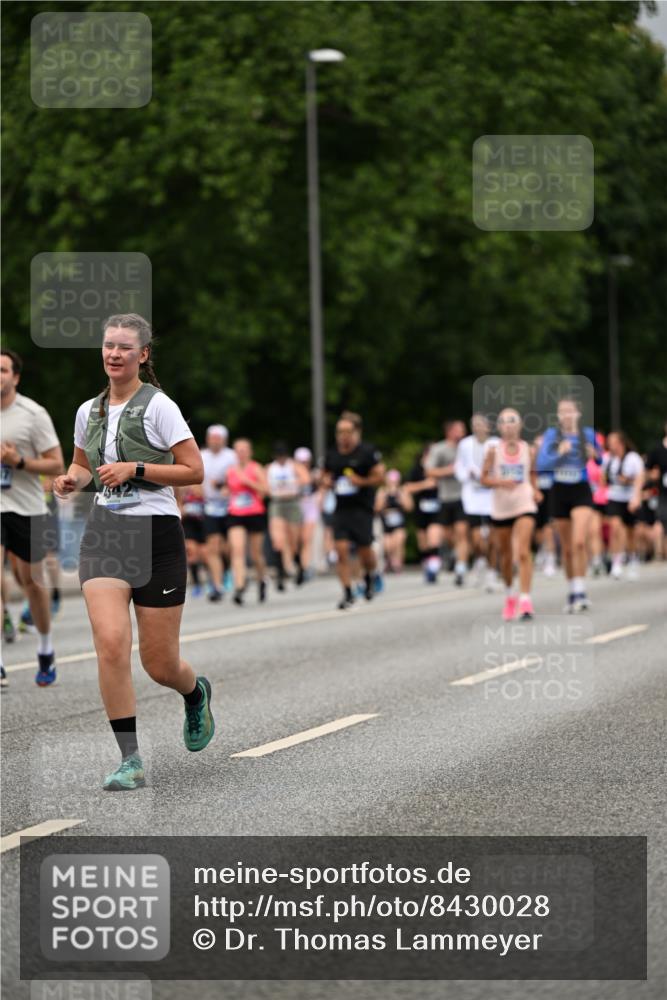 29.06.2025 - hella hamburg halbmarathon Dr. Thomas Lammeyer http://msf.ph/oto/8430028 29.06.2025 10:51:47 Kennedybrücke 1073, 1555, 1593, 1618, 2211, 2320, 2491, 2500, 2556, 2981, 3277, 3823, 4342, 5700, 5895, 7240, 7827, 8105, 8158, 9092, 9743, 9758, 10511, 11276, 11378 meine-sportfotos.de