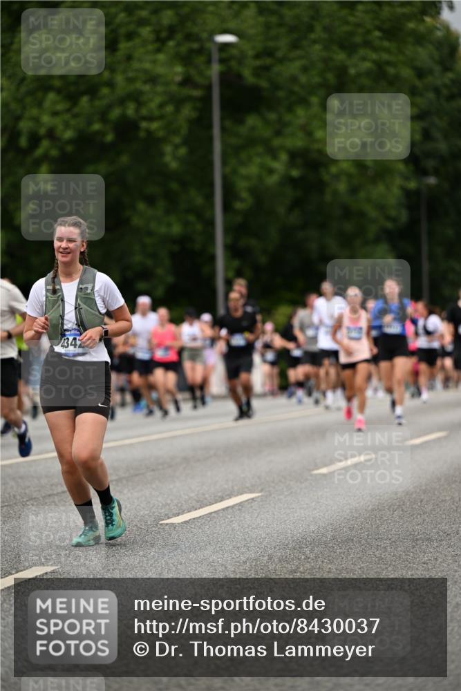 29.06.2025 - hella hamburg halbmarathon Dr. Thomas Lammeyer http://msf.ph/oto/8430037 29.06.2025 10:51:47 Kennedybrücke 1073, 1555, 1593, 1618, 2211, 2320, 2491, 2500, 2556, 2981, 3277, 3823, 4342, 5700, 5895, 7240, 7827, 8105, 8158, 9092, 9743, 9758, 10511, 11276, 11378 meine-sportfotos.de