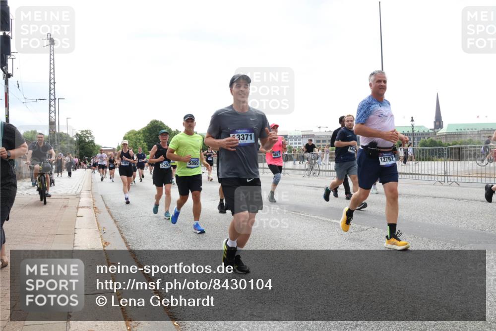 29.06.2025 - hella hamburg halbmarathon Lena Gebhardt http://msf.ph/oto/8430104 29.06.2025 10:44:00 Lombardsbrücke 7489, 5293, 5890, 3371, 4627, 144, 12792, 1023, 1026, 1095, 1306, 1310, 1400, 1459, 1519, 1802, 1804, 2073, 2186, 2692, 2733, 3065, 3288, 3390, 3596, 3597, 4627, 4636, 4866, 4898, 5001, 5127, 5192, 5201, 5214, 5293, 5730, 5731, 5890, 5902, 5905, 6036, 6096, 6226, 6334, 6895, 6971, 6973, 7197, 7205, 7206, 7326, 7489, 7504, 7610, 7818, 7842, 8000, 8058, 8504, 8591, 8763, 8870, 8957, 9073, 9510, 9704, 9831, 9879, 10097, 10200, 10202, 10223, 11955 meine-sportfotos.de