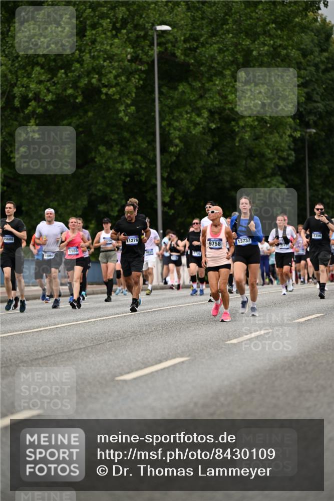 29.06.2025 - hella hamburg halbmarathon Dr. Thomas Lammeyer http://msf.ph/oto/8430109 29.06.2025 10:51:49 Kennedybrücke 1073, 1555, 1593, 1618, 2211, 2320, 2491, 2500, 2981, 4342, 5700, 5895, 7240, 8105, 8158, 9092, 9743, 9758, 10511, 11276, 11378 meine-sportfotos.de