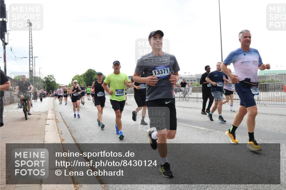 29.06.2025 - hella hamburg halbmarathon Lena Gebhardt http://msf.ph/oto/8430124 29.06.2025 10:44:00 Lombardsbrücke 7489, 5293, 5890, 2518, 13371, 183, 14474, 603, 12792, 1023, 1026, 1095, 1306, 1310, 1400, 1459, 1519, 1802, 1804, 2073, 2186, 2692, 2733, 3065, 3288, 3390, 3596, 3597, 4627, 4636, 4866, 4898, 5001, 5127, 5192, 5201, 5214, 5293, 5730, 5731, 5890, 5902, 5905, 6036, 6096, 6226, 6334, 6895, 6971, 6973, 7197, 7205, 7206, 7326, 7489, 7504, 7610, 7818, 7842, 8000, 8058, 8504, 8591, 8763, 8870, 8957, 9073, 9510, 9704, 9831, 9879, 10097, 10200, 10202, 10223, 11955 meine-sportfotos.de