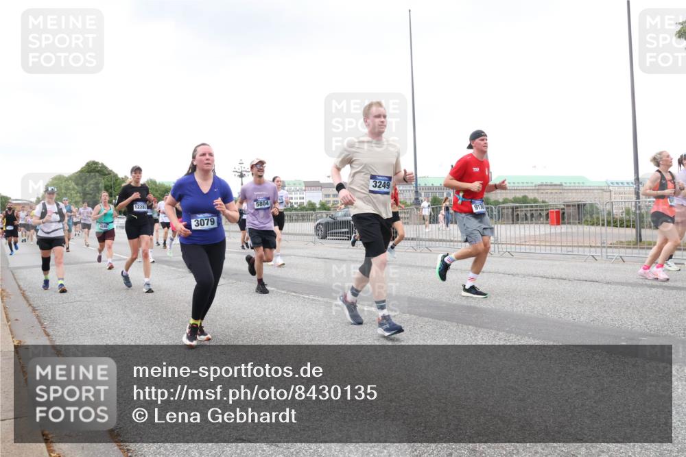 29.06.2025 - hella hamburg halbmarathon Lena Gebhardt http://msf.ph/oto/8430135 29.06.2025 10:54:09 Lombardsbrücke 12283, 3079, 5804, 3249, 9138, 1017, 1263, 1687, 1744, 1753, 1762, 1779, 1789, 1822, 1949, 2079, 2372, 2600, 2761, 2854, 3055, 3079, 3187, 3188, 3249, 3364, 3465, 3467, 3557, 3857, 4323, 4685, 4720, 4801, 4838, 5157, 5309, 5430, 5514, 5804, 5817, 5856, 5898, 5933, 5964, 6039, 6192, 6273, 6468, 6583, 6987, 6988, 7039, 7498, 7614, 7670, 7874, 7946, 8801, 8803, 8867, 8924, 9130, 9138, 9203, 9503, 9572, 9771, 10207, 11354, 11390, 11785 meine-sportfotos.de