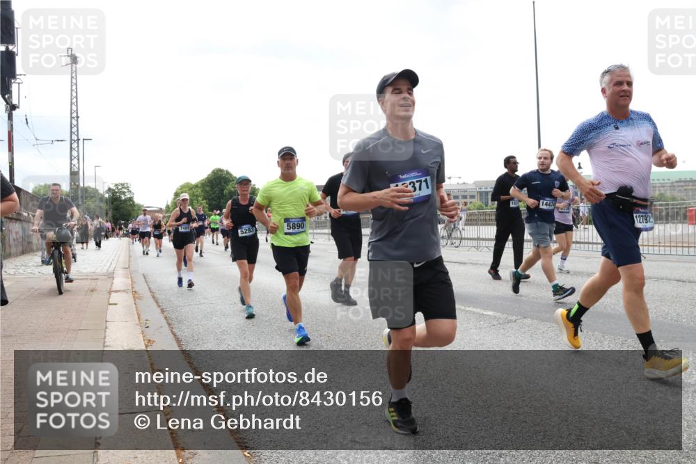 29.06.2025 - hella hamburg halbmarathon Lena Gebhardt http://msf.ph/oto/8430156 29.06.2025 10:44:00 Lombardsbrücke 5293, 5890, 371, 183, 14474, 12792, 1023, 1026, 1095, 1306, 1310, 1400, 1459, 1519, 1802, 1804, 2073, 2186, 2692, 2733, 3065, 3288, 3390, 3596, 3597, 4627, 4636, 4866, 4898, 5001, 5127, 5192, 5201, 5214, 5293, 5730, 5731, 5890, 5902, 5905, 6036, 6096, 6226, 6334, 6895, 6971, 6973, 7197, 7205, 7206, 7326, 7489, 7504, 7610, 7818, 7842, 8000, 8058, 8504, 8591, 8763, 8870, 8957, 9073, 9510, 9704, 9831, 9879, 10097, 10200, 10202, 10223, 11955 meine-sportfotos.de