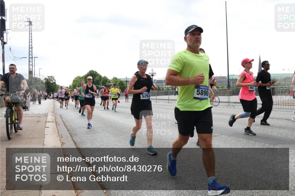 29.06.2025 - hella hamburg halbmarathon Lena Gebhardt http://msf.ph/oto/8430276 29.06.2025 10:44:01 Lombardsbrücke 7489, 5293, 5890, 462, 1023, 1026, 1095, 1306, 1310, 1400, 1459, 1519, 1802, 1804, 2073, 2186, 2692, 2733, 3065, 3288, 3390, 3596, 3597, 4627, 4636, 4866, 4898, 5001, 5127, 5192, 5201, 5214, 5293, 5730, 5731, 5890, 5902, 5905, 6036, 6226, 6334, 6895, 6971, 6973, 7197, 7205, 7206, 7326, 7489, 7504, 7610, 7818, 7842, 8000, 8058, 8504, 8591, 8763, 8870, 8957, 9073, 9510, 9704, 9831, 9879, 10097, 10223, 11955, 12803, 12995 meine-sportfotos.de