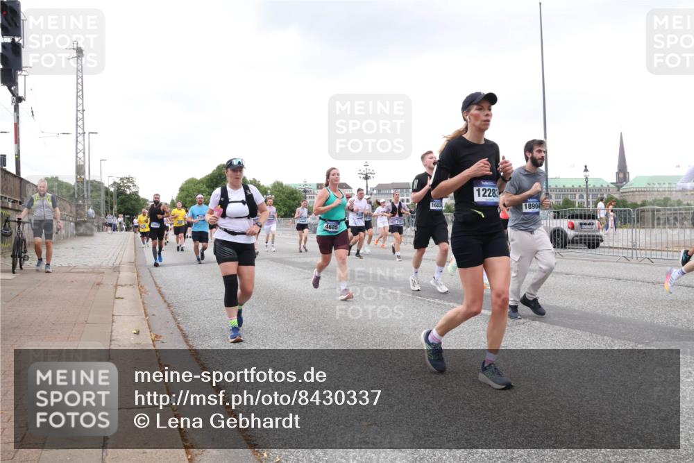 29.06.2025 - hella hamburg halbmarathon Lena Gebhardt http://msf.ph/oto/8430337 29.06.2025 10:54:11 Lombardsbrücke 13850, 4685, 276, 16839, 12283, 18904, 1017, 1263, 1687, 1744, 1753, 1762, 1779, 1789, 1822, 1949, 2079, 2372, 2600, 2761, 2854, 3055, 3079, 3187, 3188, 3249, 3364, 3465, 3467, 3557, 3795, 3857, 4323, 4685, 4720, 4801, 4838, 4971, 5157, 5309, 5430, 5514, 5804, 5817, 5856, 5898, 5933, 5964, 6039, 6192, 6273, 6468, 6583, 6987, 6988, 7498, 7614, 7670, 7874, 7946, 8801, 8803, 8867, 8924, 9130, 9138, 9203, 9503, 9572, 9771, 10207, 11354, 11390, 11785 meine-sportfotos.de