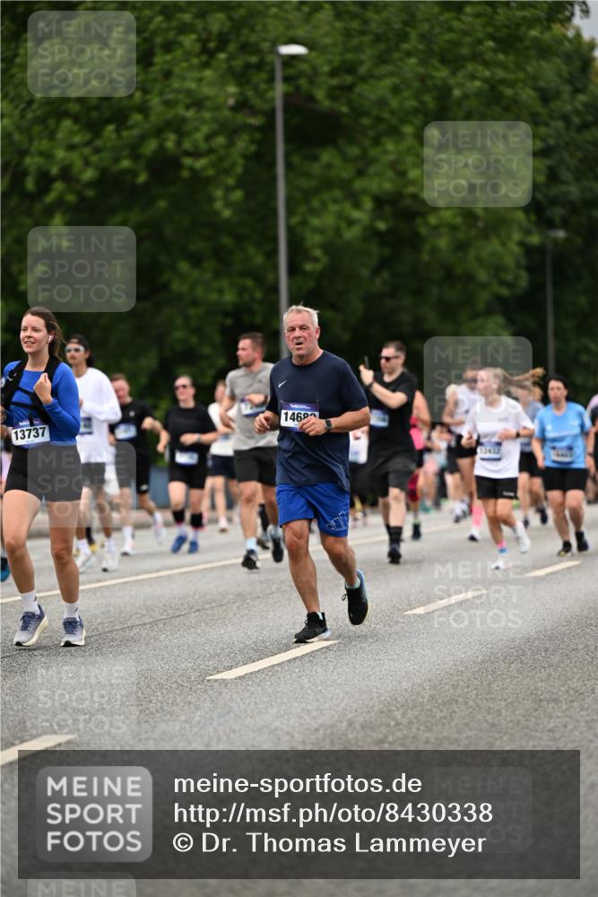 29.06.2025 - hella hamburg halbmarathon Dr. Thomas Lammeyer http://msf.ph/oto/8430338 29.06.2025 10:51:53 Kennedybrücke 1073, 1430, 1523, 1593, 1618, 2211, 2320, 2491, 2500, 2981, 3679, 4239, 4342, 5700, 5796, 5895, 7240, 8105, 8158, 8270, 9092, 9743, 9758, 10658, 10903, 11276 meine-sportfotos.de