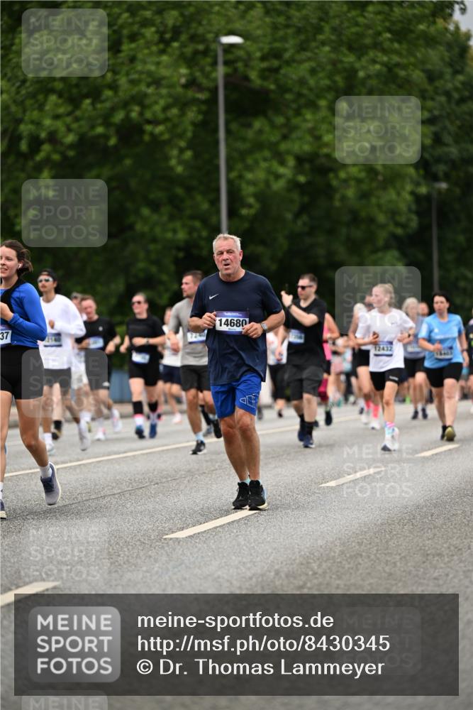 29.06.2025 - hella hamburg halbmarathon Dr. Thomas Lammeyer http://msf.ph/oto/8430345 29.06.2025 10:51:53 Kennedybrücke 1073, 1430, 1523, 1593, 1618, 2211, 2320, 2491, 2500, 2981, 3679, 4239, 4342, 5700, 5796, 5895, 7240, 8105, 8158, 8270, 9092, 9743, 9758, 10658, 10903, 11276 meine-sportfotos.de