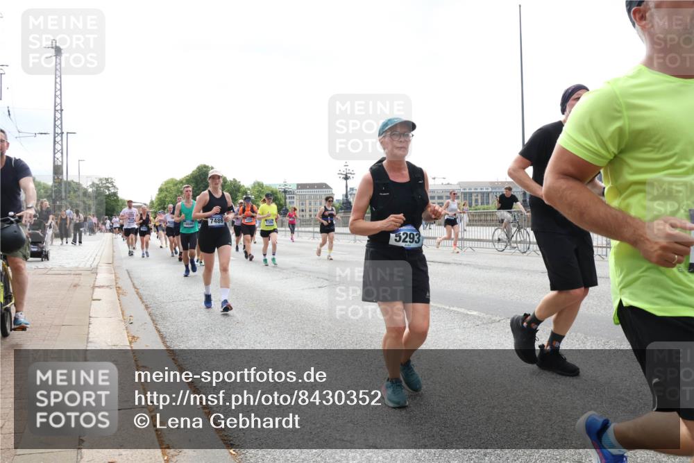 29.06.2025 - hella hamburg halbmarathon Lena Gebhardt http://msf.ph/oto/8430352 29.06.2025 10:44:02 Lombardsbrücke 7489, 1306, 5293, 1023, 1026, 1095, 1306, 1310, 1400, 1459, 1519, 1802, 1804, 2073, 2186, 2692, 2733, 3065, 3288, 3390, 3596, 3597, 4627, 4636, 4866, 4898, 5001, 5127, 5192, 5201, 5214, 5293, 5730, 5731, 5890, 5902, 5905, 6036, 6334, 6895, 6971, 6973, 7197, 7205, 7206, 7326, 7489, 7504, 7610, 7818, 7842, 8000, 8058, 8272, 8504, 8591, 8763, 8870, 8957, 9073, 9510, 9704, 9831, 9879, 10097, 10223, 11955, 12803, 12995 meine-sportfotos.de