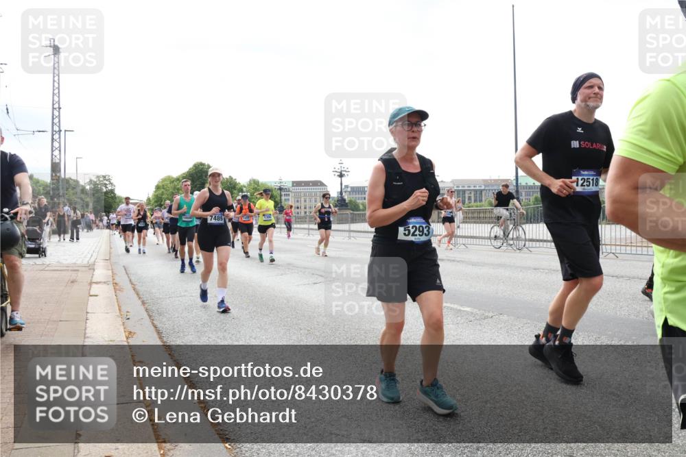 29.06.2025 - hella hamburg halbmarathon Lena Gebhardt http://msf.ph/oto/8430378 29.06.2025 10:44:02 Lombardsbrücke 7489, 48, 5293, 12518, 1023, 1026, 1095, 1306, 1310, 1400, 1459, 1519, 1802, 1804, 2073, 2186, 2692, 2733, 3065, 3288, 3390, 3596, 3597, 4627, 4636, 4866, 4898, 5001, 5127, 5192, 5201, 5214, 5293, 5730, 5731, 5890, 5902, 5905, 6036, 6334, 6895, 6971, 6973, 7197, 7205, 7206, 7326, 7489, 7504, 7610, 7818, 7842, 8000, 8058, 8272, 8504, 8591, 8763, 8870, 8957, 9073, 9510, 9704, 9831, 9879, 10097, 10223, 11955, 12803, 12995 meine-sportfotos.de