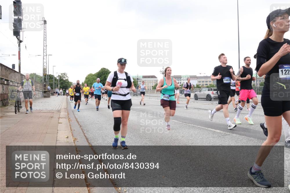 29.06.2025 - hella hamburg halbmarathon Lena Gebhardt http://msf.ph/oto/8430394 29.06.2025 10:54:12 Lombardsbrücke 4685, 16839, 1225, 1017, 1263, 1687, 1744, 1753, 1762, 1779, 1789, 1822, 1949, 2079, 2372, 2532, 2600, 2761, 2854, 3055, 3079, 3187, 3188, 3249, 3364, 3465, 3467, 3557, 3761, 3795, 3857, 4323, 4685, 4720, 4801, 4838, 4971, 5157, 5309, 5430, 5514, 5804, 5817, 5856, 5898, 5933, 5964, 6023, 6039, 6192, 6273, 6468, 6583, 6987, 6988, 7498, 7614, 7670, 7874, 7946, 8801, 8803, 8867, 8924, 9130, 9138, 9203, 9503, 9572, 10207, 11354, 11390, 11785 meine-sportfotos.de